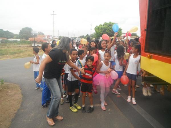 Caminhada marca abertura da Semana da Criança em Floriano.(Imagem:FlorianoNews)