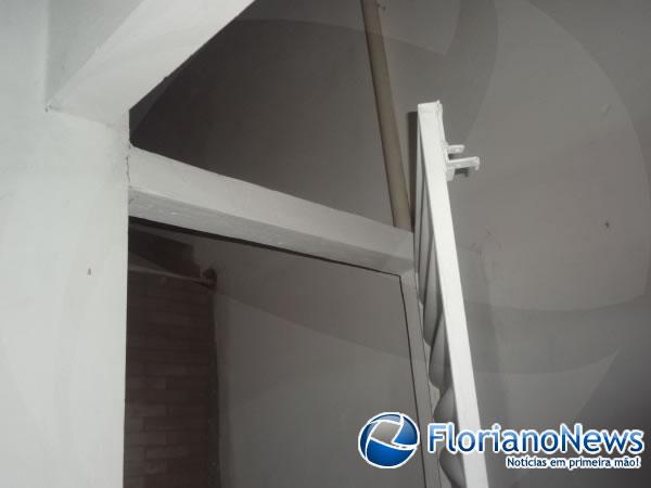 Igreja do bairro Campo Velho &eacute; arrombada e tem caixa de som e ventilador furtados.(Imagem:FlorianoNews)