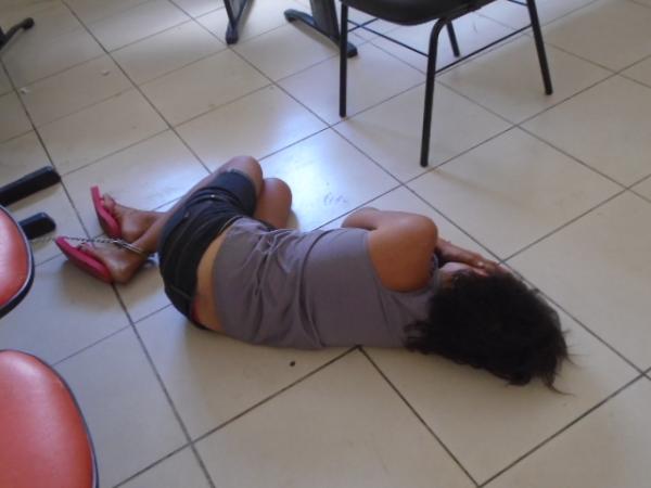 Mulher &eacute; presa em flagrante ap&oacute;s roubar carteira em Floriano.(Imagem:FlorianoNews)