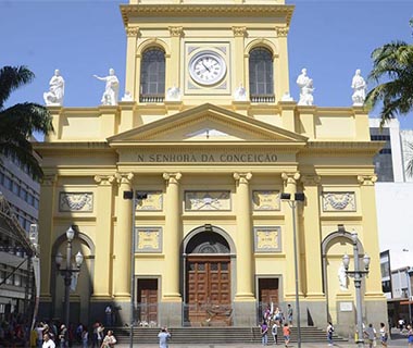 Catedral palco de ataque a tiros celebra missa para vítimas