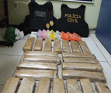 Passageiros de ônibus são presos com droga avaliada em R$ 350 mil em isopor