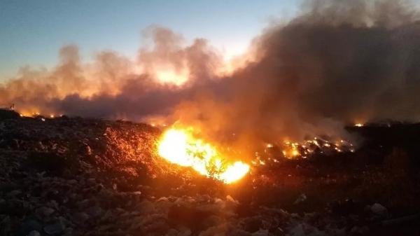 Corpo de Bombeiros combate incêndio em lixão a céu aberto na zona rural de Picos, no Piauí