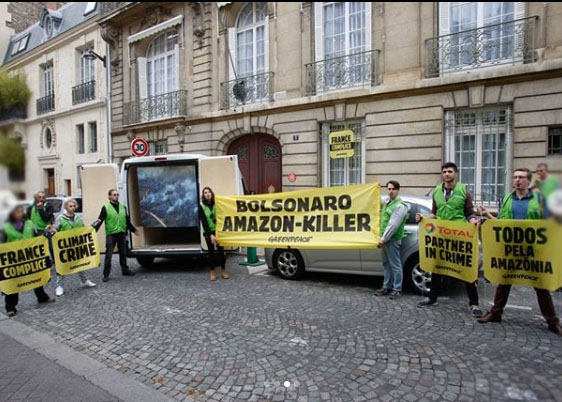 Ativistas do Greenpeace invadem residência do embaixador do Brasil em Paris