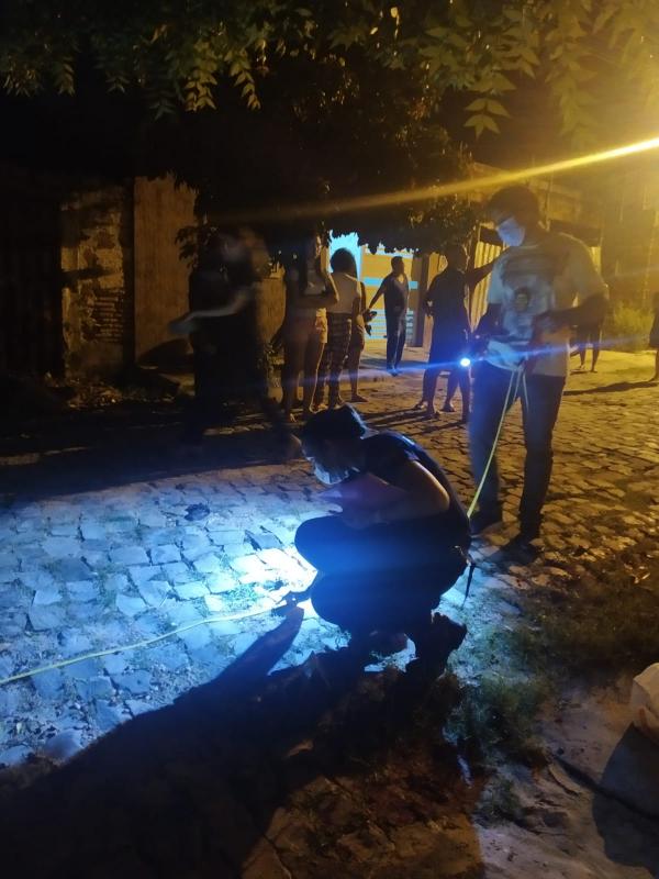 Policia Civil realizando a per&iacute;cia no local do crime(Imagem:FlorianoNews)