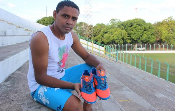 J&uacute;nior guarda chuteiras dadas pelo jogador antes de jogar partida: 