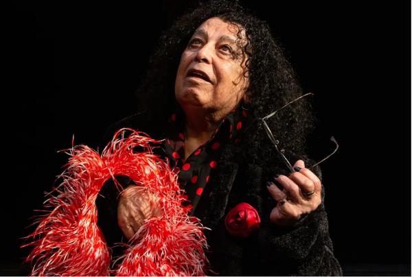 Edy Star mira o universo gay com o single duplo "Outro olho no escuro"