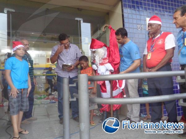 Crian&ccedil;as ganham presentes do Papai Noel dos Correios em Floriano.(Imagem:FlorianoNews)