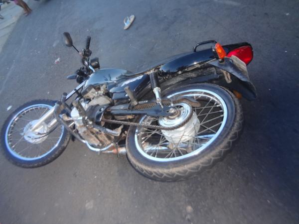 Colisão traseira envolve carro e moto na BR-343 em Floriano