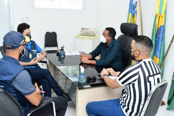 Prefeito Joel Rodrigues se reúne com representantes do IBGE