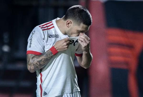 Comemora&ccedil;&atilde;o de Arrascaeta ap&oacute;s gol sobre o Vit&oacute;ria - Vit&oacute;ria x Flamengo.(Imagem:Jhony Pinho/AGIF)
