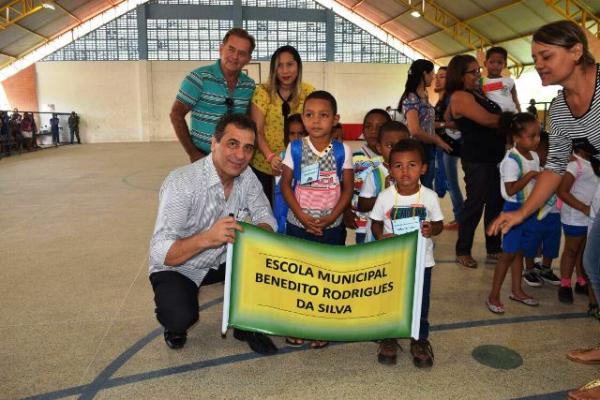 Prefeito Gilberto e Secret&aacute;ria de Educa&ccedil;&atilde;o entregam kit escolar para crian&ccedil;as da Educa&ccedil;&atilde;o Infantil(Imagem:Waldemir Miranda)
