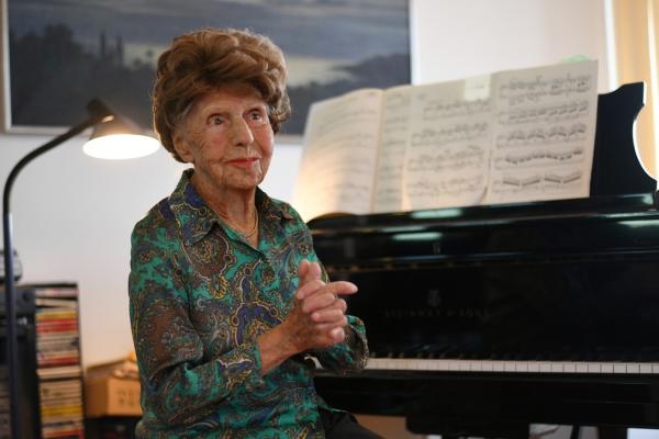 Alimento da alma: pianista francesa de 106 anos lança seu sexto álbum