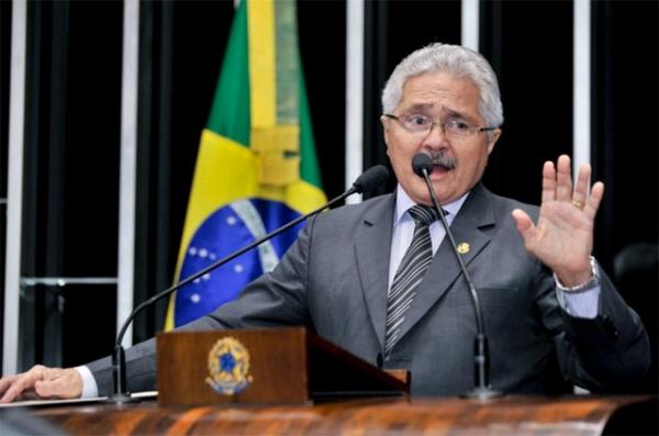 No Senado, Elmano diz que país é "cemitério de obras inacabadas"