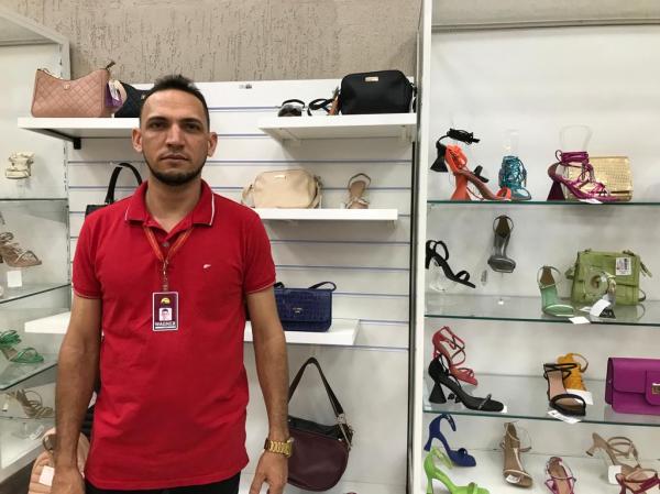 Wagner, colaborador do setor de cal&ccedil;ados do Armaz&eacute;m Para&iacute;ba.(Imagem:FlorianoNews)