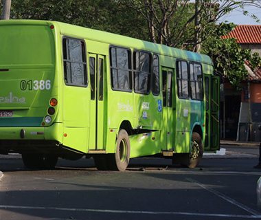 Dupla armada faz arrastão em ônibus na ponte Anselmo Dias
