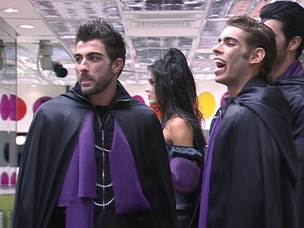 Festa do Vampiro é marcada por acerto de contas e muitos selinhos