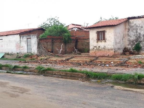 Muro de uma resid&ecirc;ncia caiu no Residencial Porto Alegre, Zona Sul de Teresina.(Imagem:Patr&iacute;cia Andrade/G1)