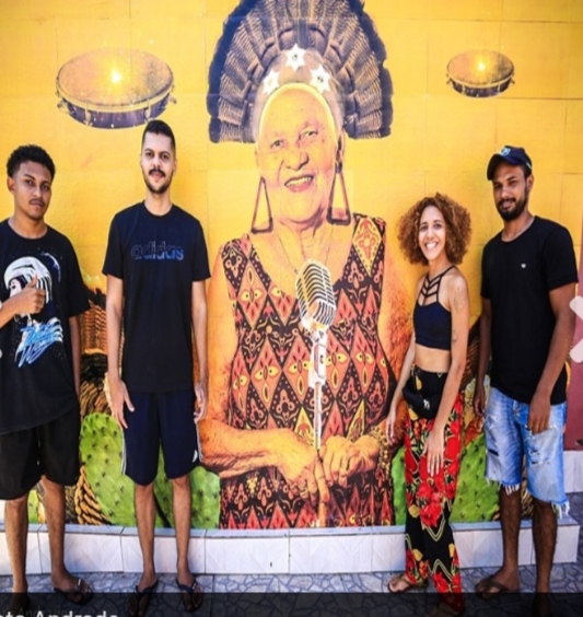 Artistas homenageiam Maria da Inglaterra com "coroa de rainha" em mural gigante