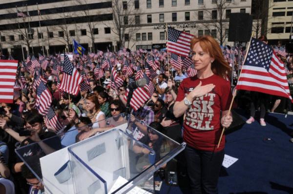Comediante Kathy Griffin revela que passará por cirurgia após ser diagnosticada com câncer de pulmão