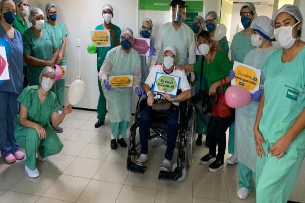 Médico curado da covid-19 recebe alta do Hospital Unimed Primavera