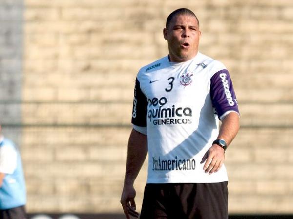 Ronaldo é o cara que mais treina no Brasil, defende Andrés