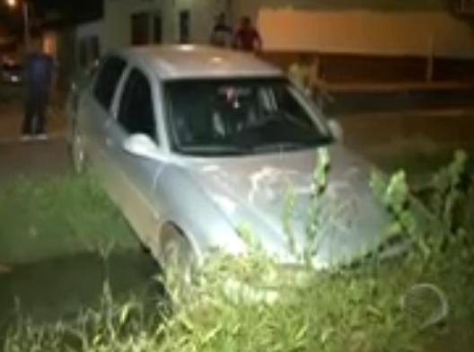 Suspeitos caem em galeria e trocam tiros com a polícia após roubo de carro