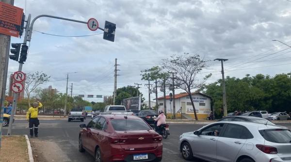 Sem&aacute;foro sem funcionar no cruzamento das avenidas dos Ip&ecirc;s e Padre Humberto Pietrogrande, em Teresina.(Imagem:Viviana Cruz/TV Clube)