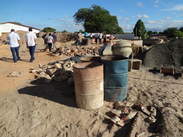 Prefeito visita obras de Unidade B&aacute;sica de Sa&uacute;de em Floriano. (Imagem:FlorianoNews)