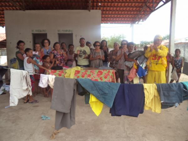 Grupo de voluntárias realiza distribuição de roupas para famílias carentes