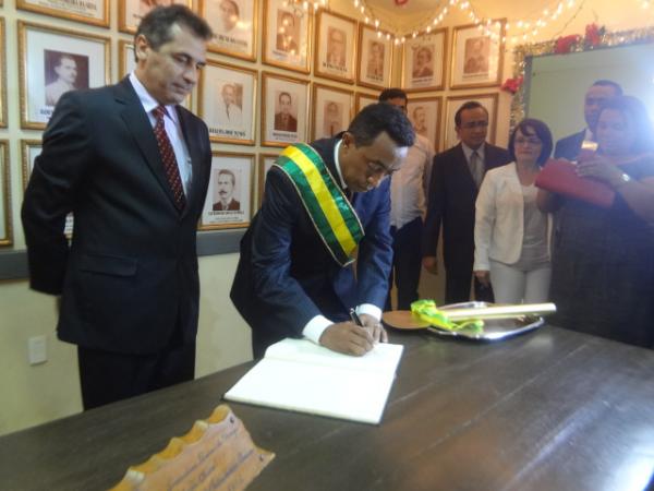 Gilberto J&uacute;nior tomou posse da prefeitura de Floriano.(Imagem:FlorianoNews)