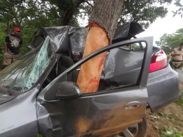 Ve&iacute;culo sai da pista, colide em &aacute;rvore e deixa duas pessoas mortas na BR-343(Imagem:FlorianoNews)