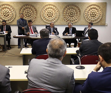 Governo autoriza reajuste de 4,5% para poderes e pede cortes de gastos