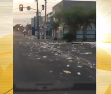 Festa de pré-carnaval deixa avenida suja e dificulta tráfego de veículos