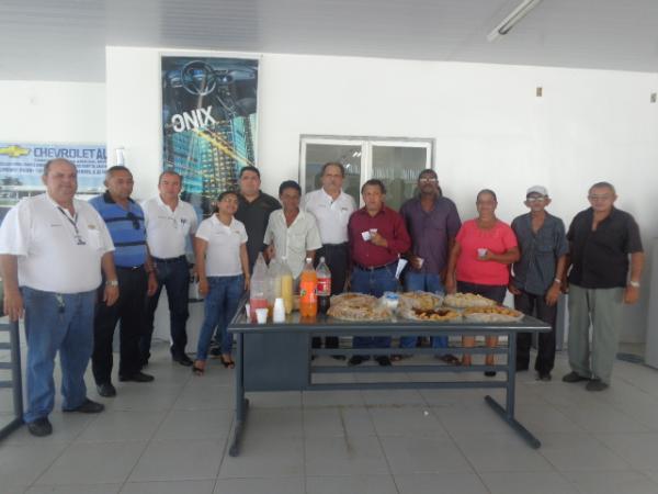 Taxistas participam de café da manhã em concessionária de veículos de Floriano