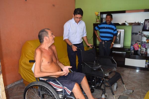 Secretaria de Sa&uacute;de faz entrega cadeira de rodas motorizada.(Imagem:Waldemir Miranda)