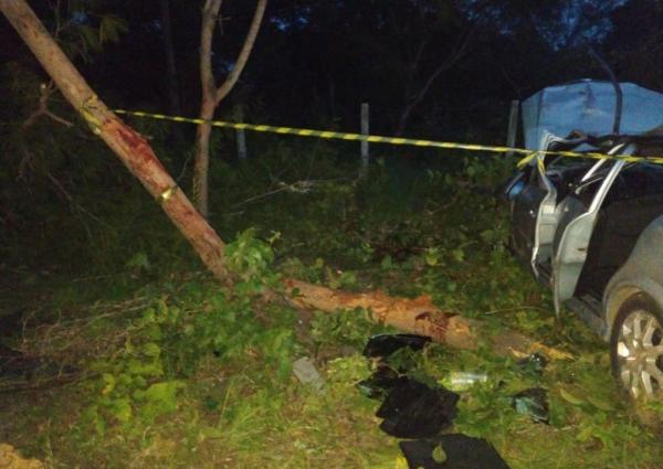  Homem morre e dois ficam feridos ap&oacute;s colis&atilde;o de carro com &aacute;rvore na BR 343 em Floriano, sul do Piau&iacute;.(Imagem: ASCOM PRF-PI )