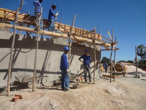 Prefeito Joel Rodrigues visitou obras da Policl&iacute;nica de Floriano.(Imagem:FlorianoNews)
