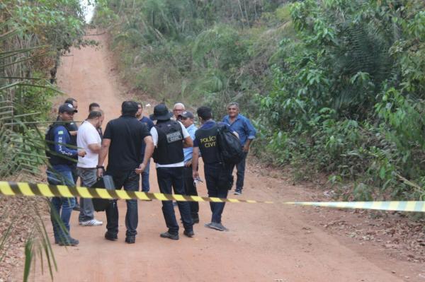  Legistas e equipe da delegacia de homic&iacute;dios foram ao povoado para localizar corpo.(Imagem:Lucas Marreiros, G1 PI)