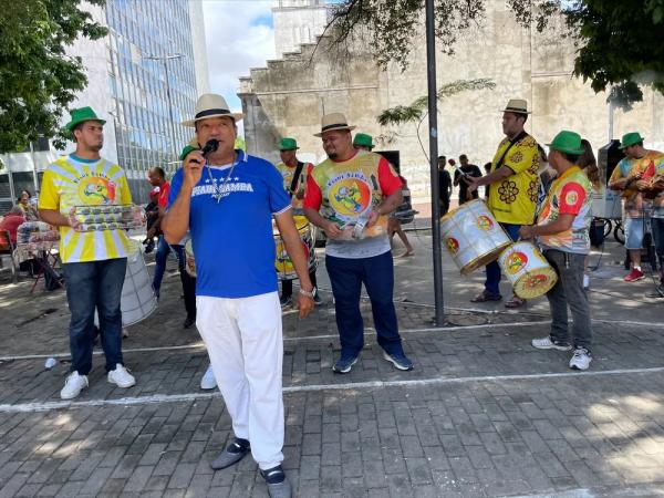 Projeto leva grupo de samba para tocar músicas de carnaval em praça no Centro de Teresina