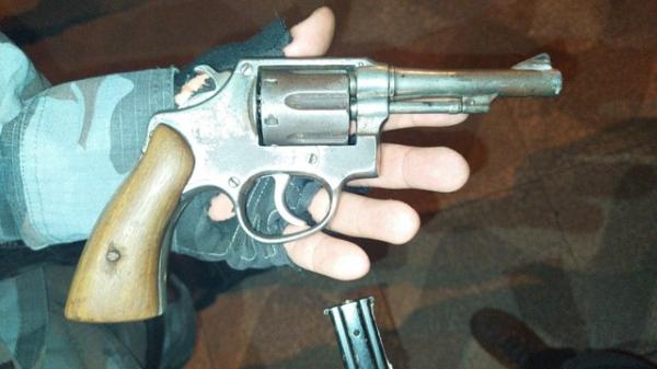 Arma encontrada com o suspeito de matar jovem que desapareceu ap&oacute;s elogiar fac&ccedil;&atilde;o.(Imagem:Divulga&ccedil;&atilde;o/Pol&iacute;cia Civil)