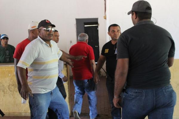 Ex-presidente se esconde em cozinha para evitar confronto em eleição