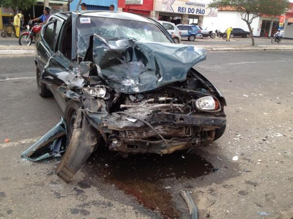 Jovem fica desacordado ao bater ve&iacute;culo em van estacionada. (Imagem:Gilcilene Ara&uacute;jo/G1)