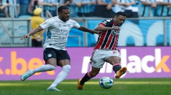 Em duelo de tricolores, Grêmio vence São Paulo de virada por 2 a 1
