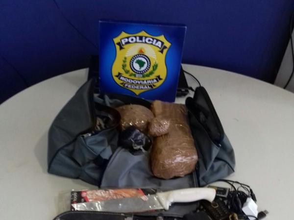 Dupla é presa com 2 kg de droga em ônibus intermunicipal na capital