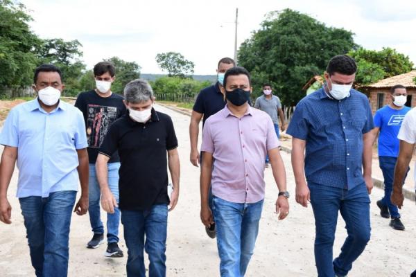 Prefeito Joel e deputado Francisco Costa visitam conclusão de obras na Comunidade Bonsucesso