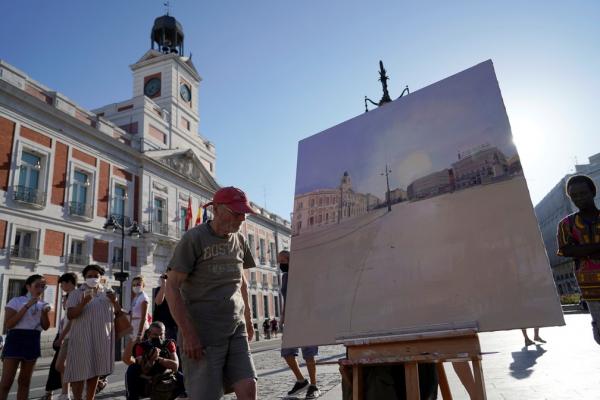 Amantes da arte se reúnem para ver Antonio López pintar em praça de Madri