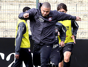 Adilson quer intensificar treinos para poder escalar Ronaldo no domingo