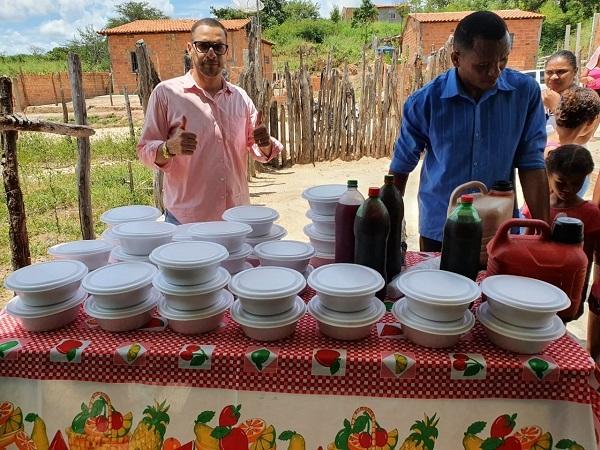 Igreja evangélica distribui quentinhas no Conjunto Aparecida Procópio