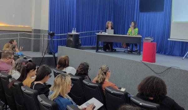 Consultoras da OEI/REDSEI, Martinha Clarete Dutra e &Eacute;rika Pisaneschi participaram do semin&aacute;rio promovido pela Seduc. (Imagem:Ascom Seduc)