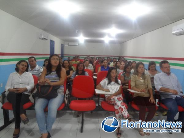 Agentes de Sa&uacute;de e T&eacute;cnicos em Enfermagem participaram de aula inaugural da ETSUS em Bar&atilde;o de Graja&uacute;.(Imagem:FlorianoNews)